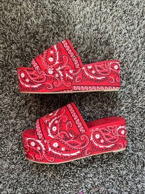🆕 Red Paisley Platform Slide Sandals - Women